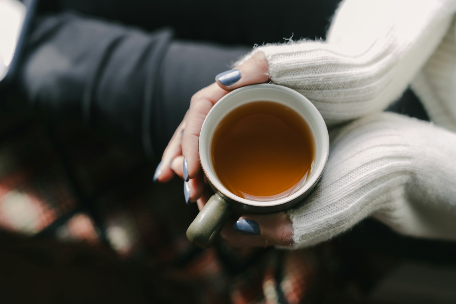 両手で温かい茶碗を包み込むように持つ様子
