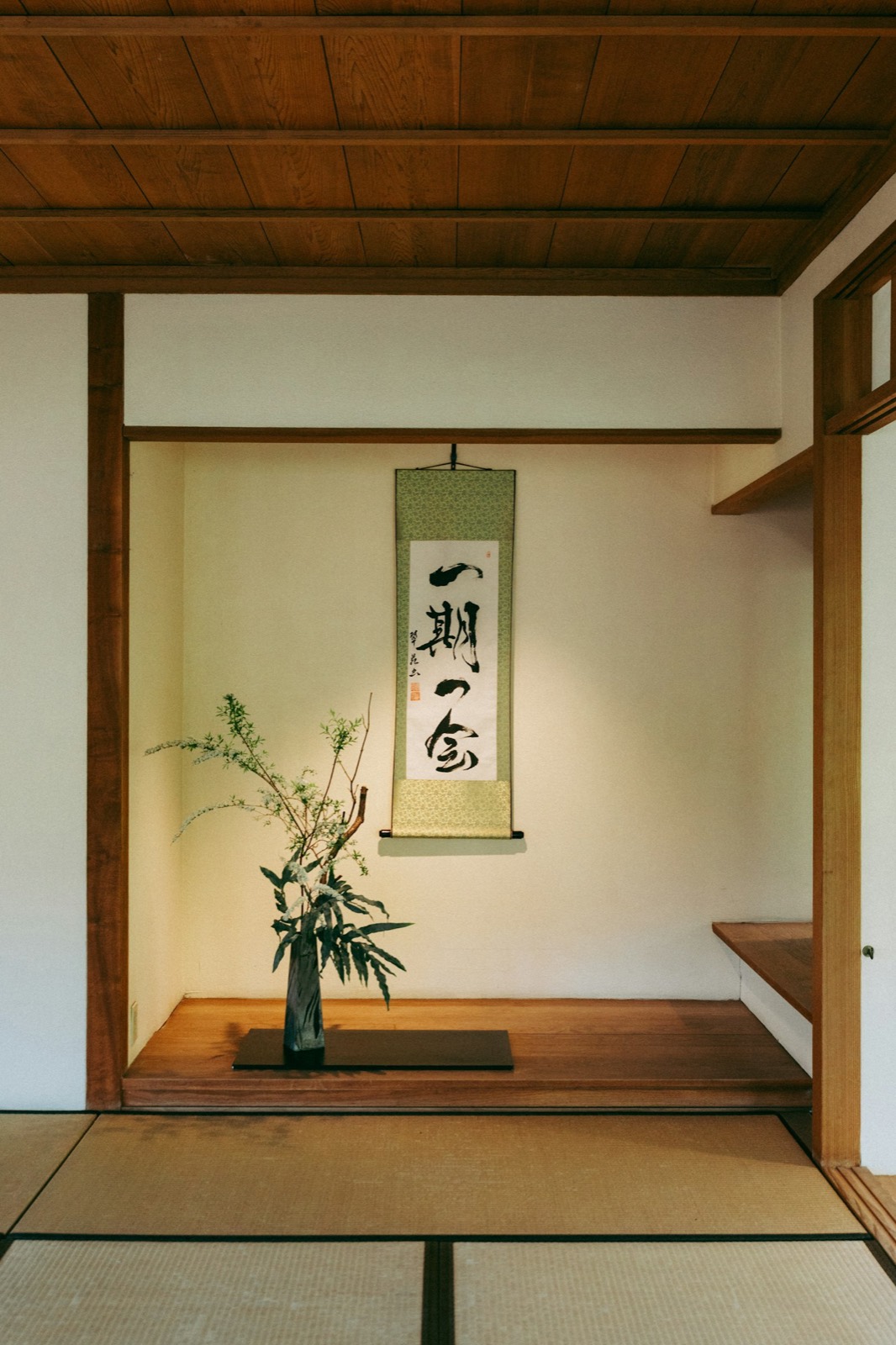 床の間に掛けられた「一期一会」の掛け軸と、生けられた花