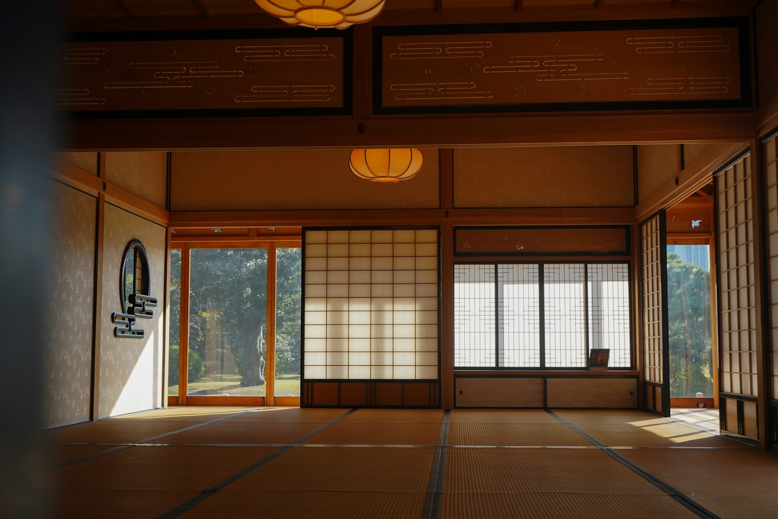 障子と畳のある静かな和室