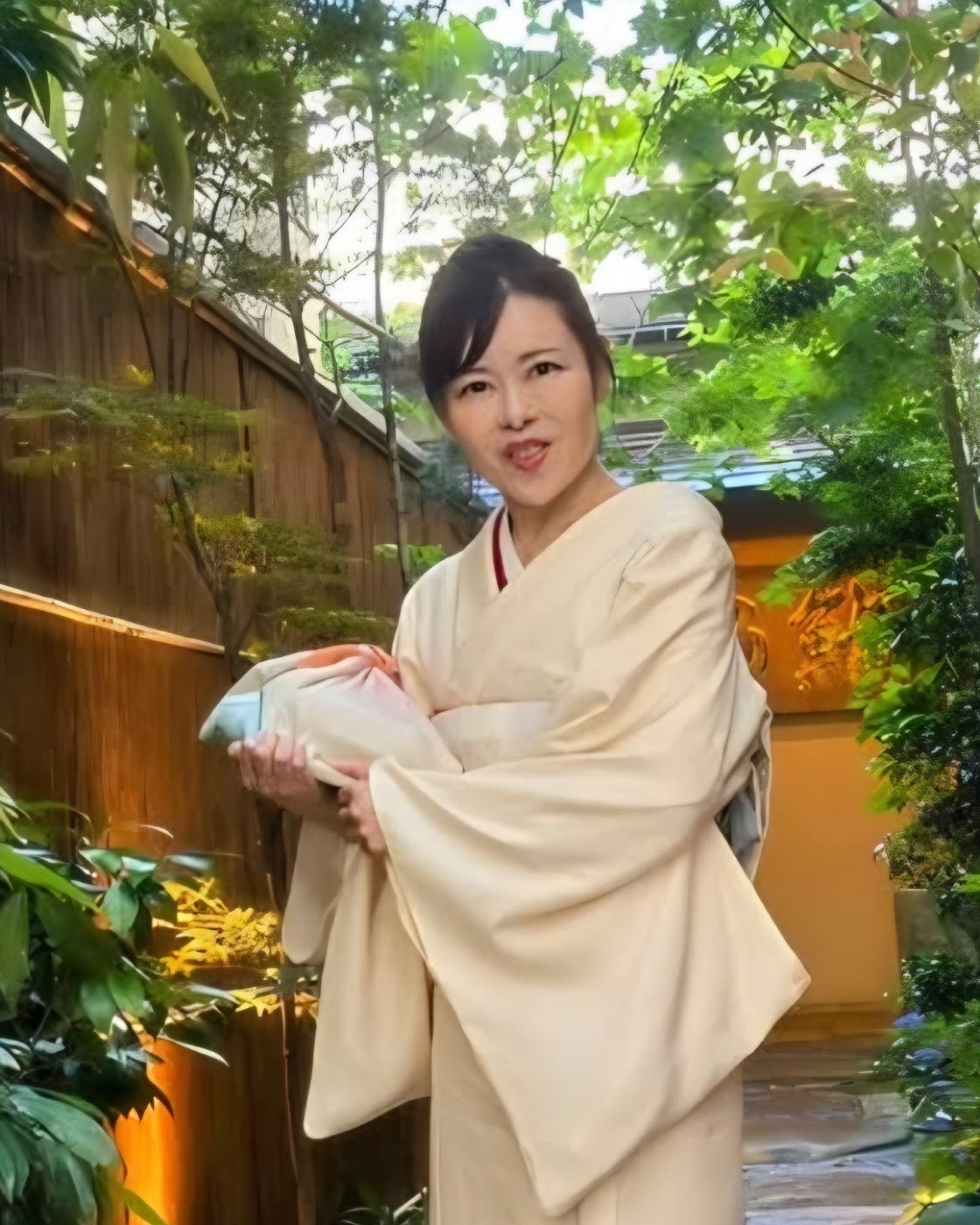 講師の川上宗真、庭園を望む数寄屋の入口にて