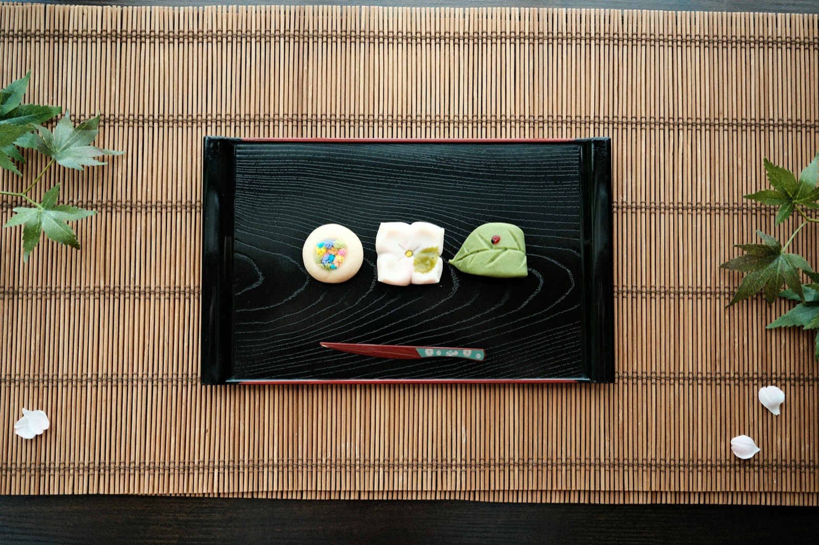 漆塗りの盆に並んだ季節の和菓子