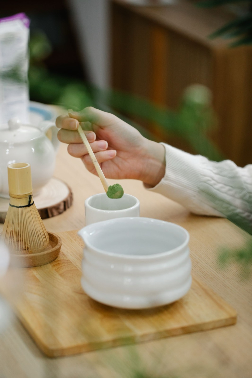 茶杓で抹茶をすくう手元